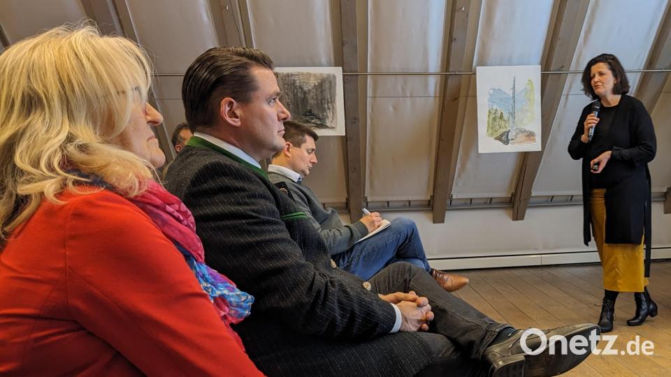 Irene Träxler und Landrat Ebeling sind aufmerksame Zuhörer bei der Vorstellung des Tätigkeitsberichts 2023 von CeBB-Leiterin Veronika Hofinger (rechts). Bild: eib
