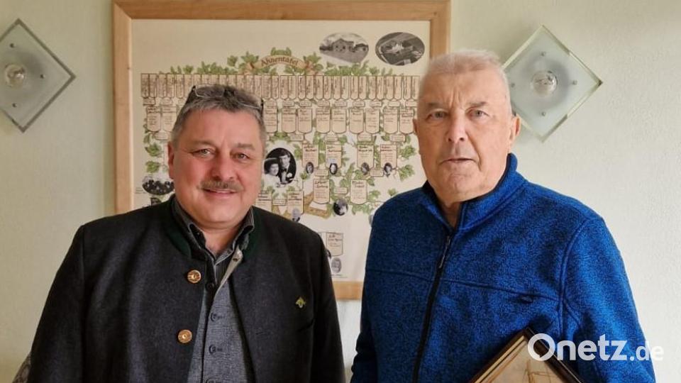 Präsident Hans Holler (links) sucht seinen Stellvertreter Johann Schießl (rechts) zu Hause in Asbach auf, um ihn zum Ehrenmitglied des Oberpfälzer Fischereiverbandes zu ernennen und ihm die Urkunde zu überreichen. Bild: Hirsch