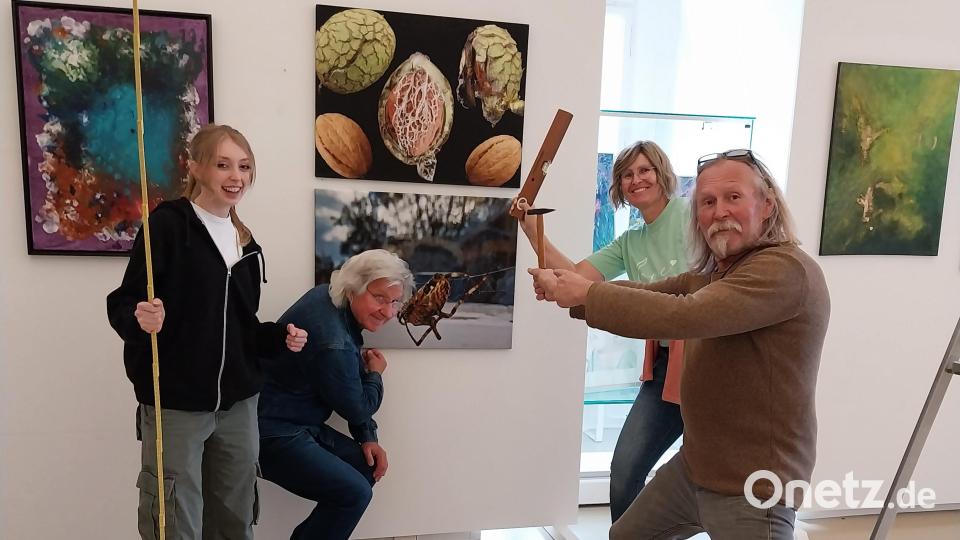 Die Mitglieder des Aufbauteams haben einen Vormittag lang im Ausstellungsraum der Laufer Wenzelburg ganze Arbeit geleistet. Eine ansprechende und hochkarätige Kunstpräsentation wurde installiert. Bild: ubb