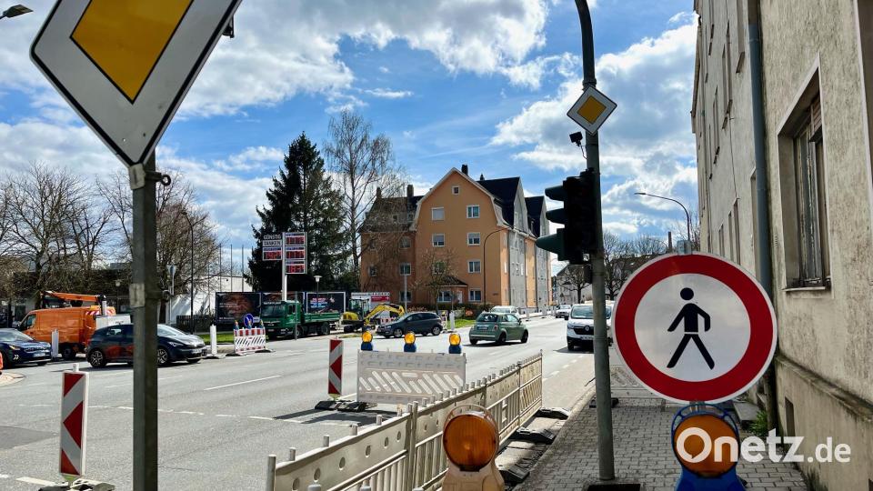 Die Arbeiten an der Ampel in der Dr.-Seeling-Straße laufen schon. Wohl nach Ostern wird die Einmündung in die Untere Bauscherstraße wechselseitig gesperrt sein. Fußgänger müssen auf eine Querungshilfe 100 Meter stadteinwärts ausweichen. Bild: Gabi Schönberger