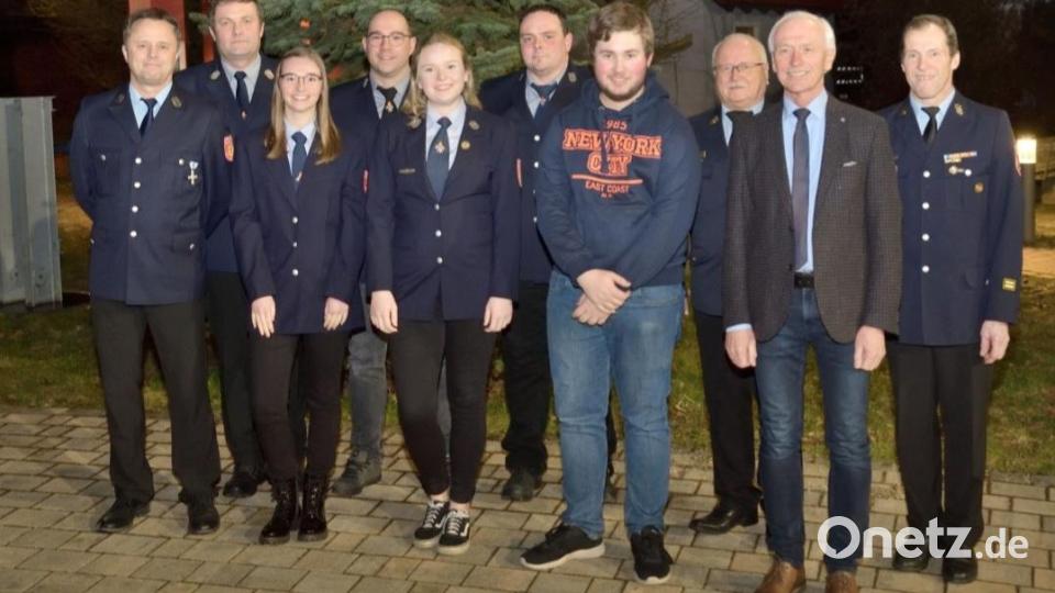 Teil der Jahreshauptversammlung waren: Beförderungen in den aktiven Dienst: (vorne von links) Alexander Heindl, Lisa Kellner, Nadine Putzer, Jonas Schraml, Bürgermeister Peter König, (hinten von links) Matthias Heindl, Patrick Plattner, Holger Pöllath, Kreisbrandinspektor Otto Braunreuther und Kreisbrandmeister Peter Prechtl. Bild: Helmut Greger/exb