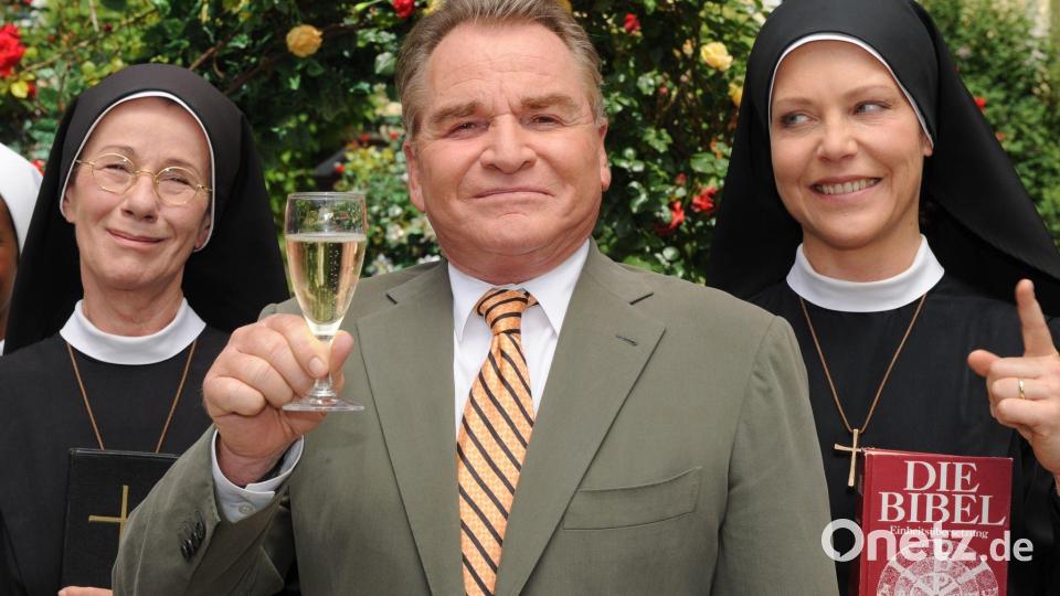 Karin Gregorek (l) - hier neben Fritz Wepper und Janina Hartwig - erfreute sich als Schwester Felicitas großer Beliebtheit. Bild: Armin Weigel/dpa