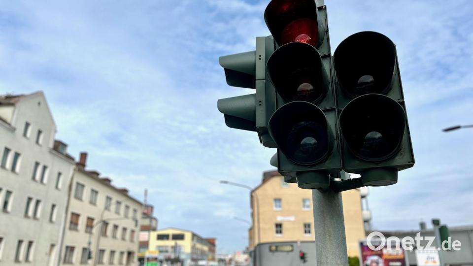 Die Arbeiten an der Ampel in der Dr.-Seeling-Straße laufen schon. Wohl nach Ostern wird die Einmündung in die Untere Bauscherstraße wechselseitig gesperrt sein. Bild: Gabi Schönberger