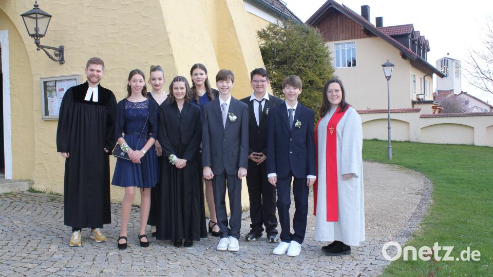 Die Konfirmandengruppe an der Kirche St. Michael in Poppenricht. Bild: Anja Böttner/exb