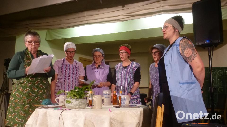 Die Ratschkathln ziehen alle Register: Im Bild (von links) Martina Ippisch, Birgit Fuchs, Christina Richthammer, die namensgleichen Renate Weiß sowie Kathrin Weiß. Bild: Mandl