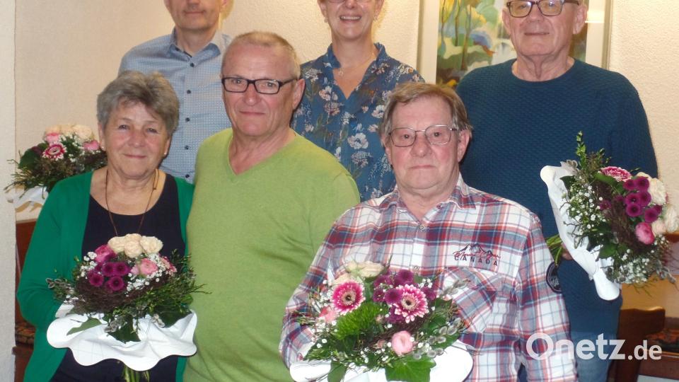 Sie waren jahrelang bei den Siedlerfreunden aktiv und scheiden aus der Vorstandschaft aus. Brigitte und Johann Hipke, Lothar Amann (vorne von links) sowie Herbert Riedel (hinten links) und Richard Rösch. Siedlerchefin Alexandra Kurz lässt sie nur ungern gehen. Bild: jml