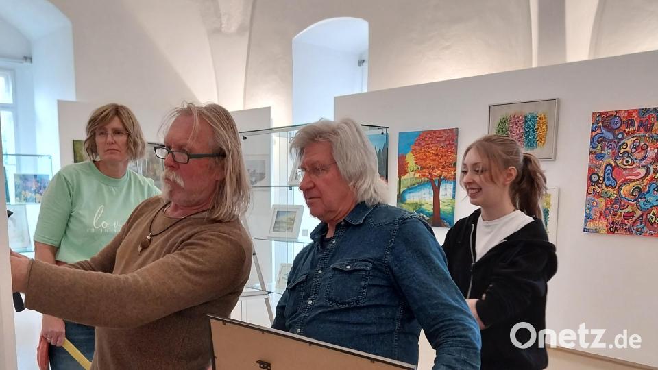 Die Mitglieder des Aufbauteams haben einen Vormittag lang im Ausstellungsraum der Laufer Wenzelburg ganze Arbeit geleistet. Eine ansprechende und hochkarätige Kunstpräsentation wurde installiert. Bild: ubb