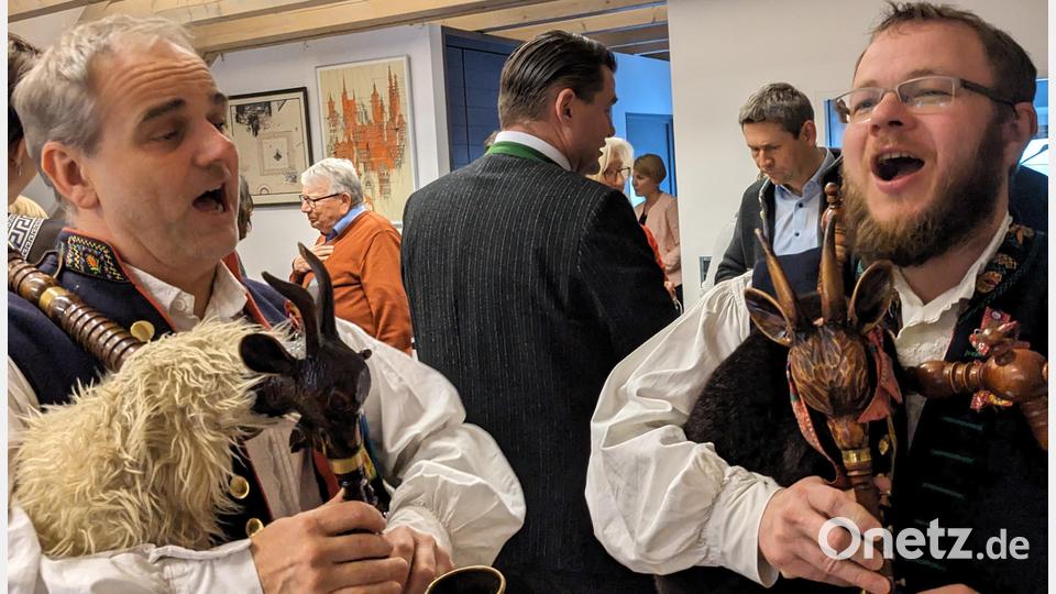 Das Duo Kamil Jindřich (links) und Josef Kuneš sorgt mit Gesang und Dudelsack für einen lockeren Ausklang. Bild: eib
