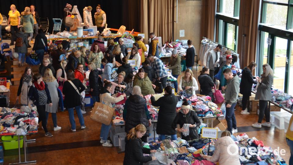 Die Stadthalle war am Samstag beliebtes Ziel von Eltern und Großeltern neueste Kinderausstattungen für Frühling und Sommer zu erstehen. Bild: dob