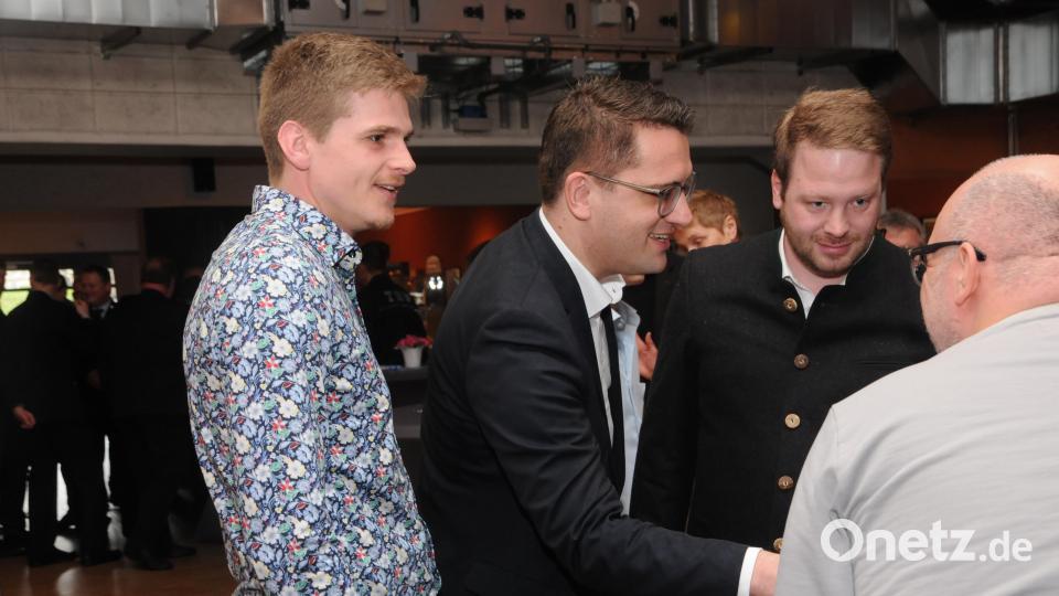 Die Europa-Kandidaten (von links) Martin Fleischmann und Christian Doleschal suchen das Gespräch mit den Gästen des Forums der Begegnung beim CSU-Kreisverband. Bild: ge