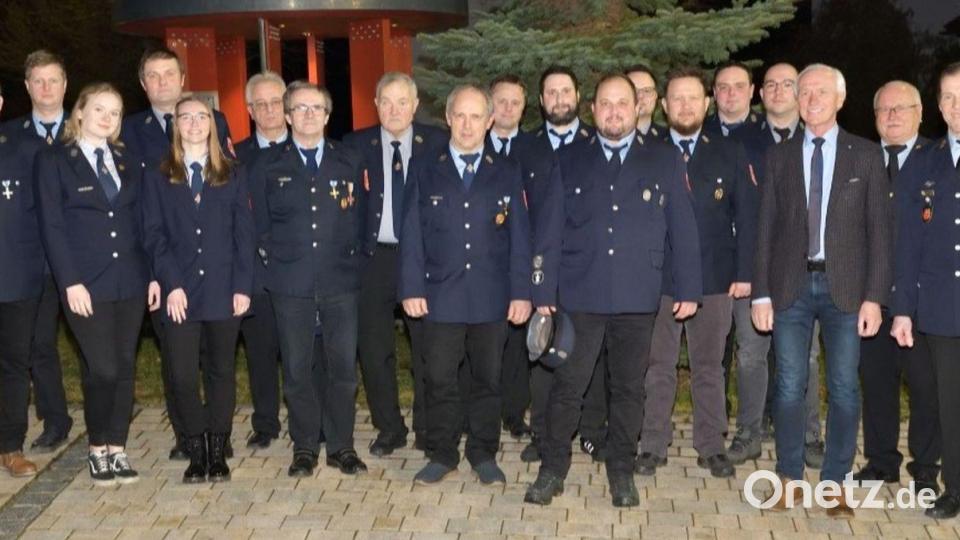 Mit einer leicht veränderten Vorstandsriege um Vorsitzenden Matthias Heindl (Vierter von links) geht die Feuerwehr Riglasreuth die kommenden Aufgaben an. Bild: Helmut Greger/exb