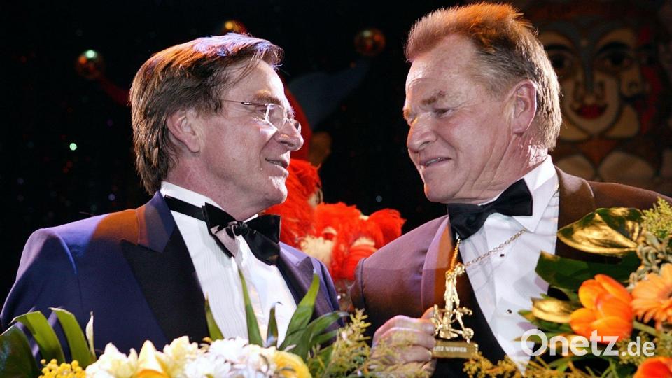 Schauspieler Fritz Wepper bekommt von seinem Bruder Elmar einen Preis überreicht. Bild: Volker Dornberger