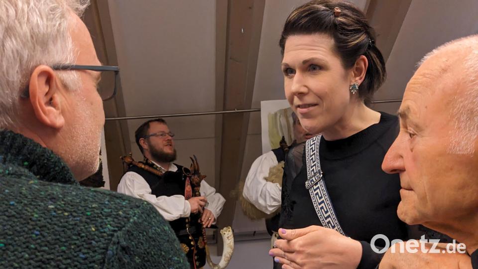Ein intensiver Dialog ergibt sich mit Magdalena Becher, frühere Mitarbeiterin im CeBB, inzwischen bei der Euregio Egrensis für das bayerisch-tschechische Gastschulprojekt zuständig. Rechts im Bild Hermann Wallisch, einer der vielen Ehrenamtlichen, die an den Wochenenden für eine offene Tür im CeBB sorgen. Bild: eib