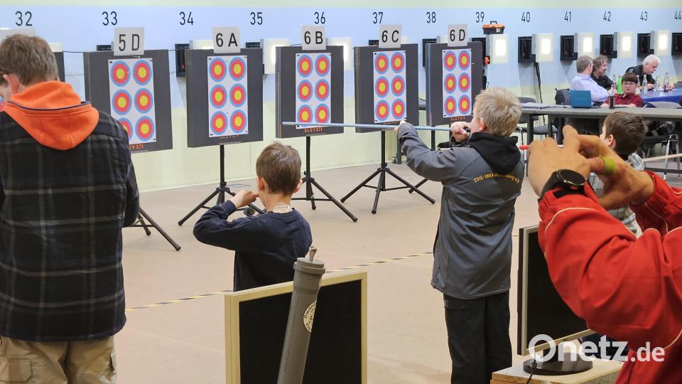 Der Abstand zu den Scheiben beträgt fünf Meter für Jugendliche und sieben Meter für Erwachsene. Bild: Werner Trepesch/exb