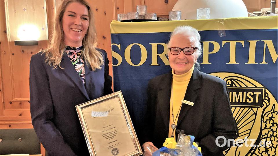 Maria Geiss-Wittmann (rechts) ist das erste Ehrenmitglied von Soroptimist Deutschland. Die Präsidentin des Clubs Amberg-Sulzbach, Heidi Heckmann, überreichte ihr nun die Urkunde. Bild: Susanne Schwab