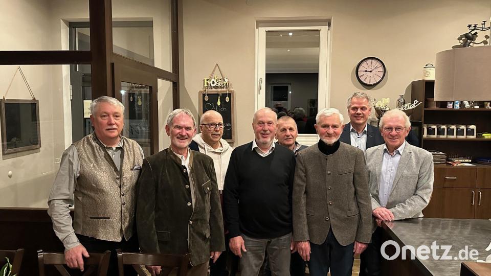 Führen den OWV Flossenbürg die nächsten Jahre an: Vorsitzender Helmut Erndt, Beisitzer Eduard Mälzer, Schatzmeister und Pressewart Josef Bauer, Beisitzer Gerhard Weidner, Wanderwart Franz Kerbeck, Beisitzer Alfred Faltermeier und Beisitzer Franz Rosner (von links). Bürgermeister Thomas Meiler (Zweiter von rechts) dankt dem OWV für seine Aktivitäten. Bild: jba