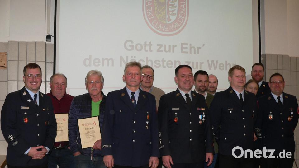 Der bisherige Kommandant Daniel Müller (Sechster von links) wird für 18 Jahre Führungstätigkeit mit dem Bayerischen Feuerwehrehrenkreuz Silber am Band ausgezeichnet. Johann Kick (Vierter von links) wird als erster Luher Feuerwehrmann mit 50 Jahren aktiver Dienstzeit besonders geehrt. Bild: mh