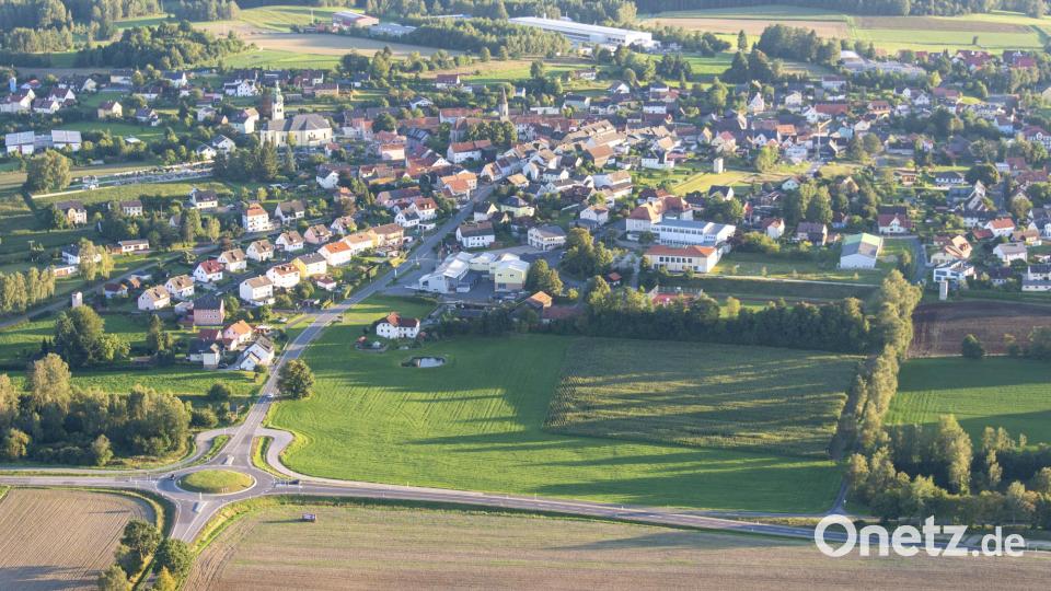 Plößberg aus der Vogelperspektive: Was im Ort und in den dazugehörigen Dörfern der Marktgemeinde in den kommenden Jahren auf welche Art und Weise angegangen werden soll, stand im Mittelpunkt eines Strategieseminars des Gemeinderats. Archivbild: mür