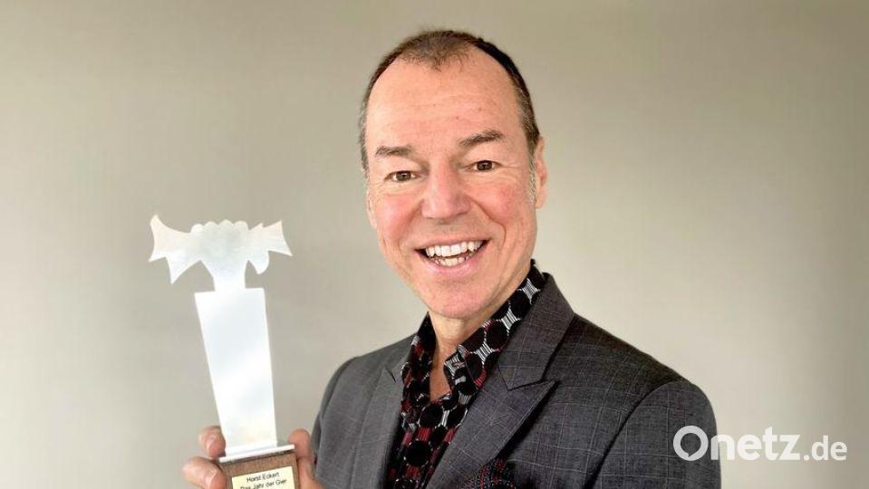Schriftsteller Horst Eckert im Vorjahr mit der Auszeichnung für den &quot;Besten Wirtschaftskrimi 2023&quot; . Archivbild: Kathie Wewer/exb