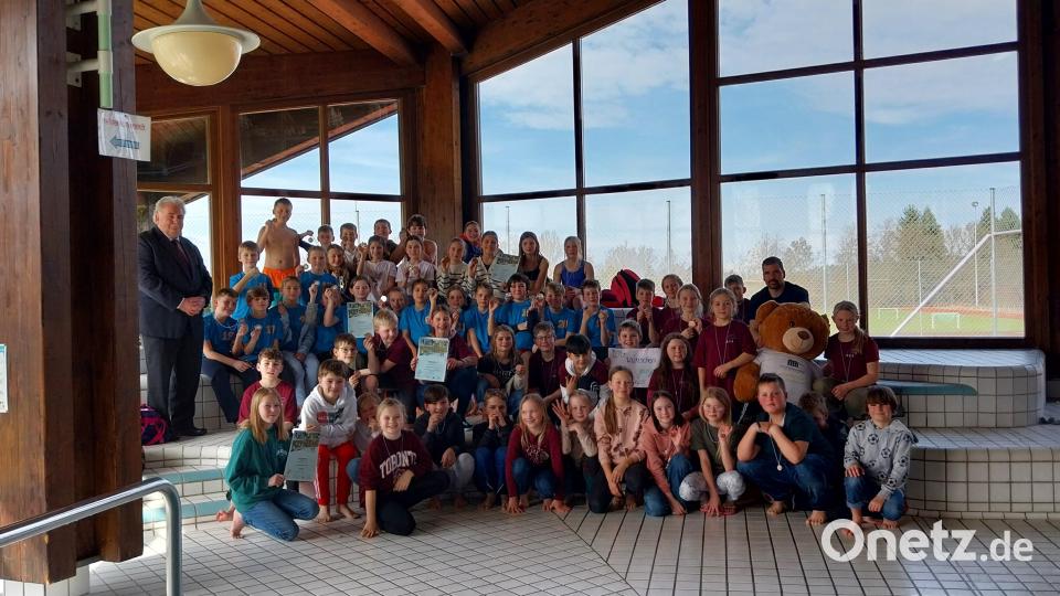 Bei den größeren Schulen konnte sich die Grundschule Tirschenreuth (obere Reihe) vor den Schulen aus Waldsassen, Mitterteich, Ebnath-Neusrg und Erbendorf durchsetzen. Tirschenreuths Zweiter Bürgermeister Peter Gold (links) gratulierte. Bild: rbg