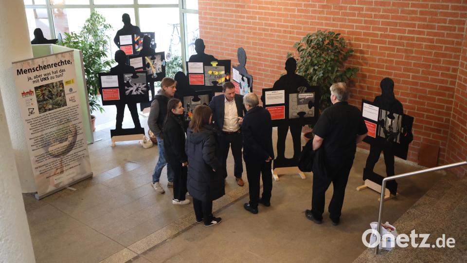 Im Wartebereich des Weidener Rathaus ist eine Wanderausstellung zum Thema &quot;Menschenrechte&quot; zu sehen. Bild: Stadt Weiden/Pressestelle/exb