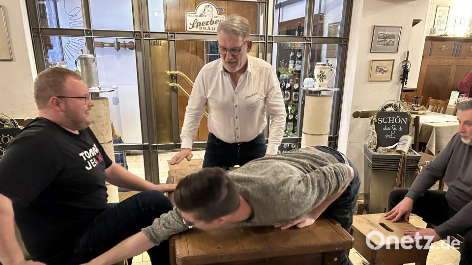 Kraft und Geschick waren beim Fingerhakeln im Brauereigasthof Sperber gefragt, wo sich zahlreiche Gäste das Starkbier schmecken ließen. Bild: Andreas Royer