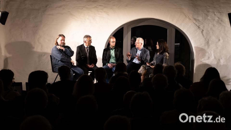 katholischen Pfarrer Martin Besold, seinem evangelischen Amtsbruder Manuel Sauer, Bürgermeister Johannes Reger und dem Schauspieler selbst über die Aufführung zu diskutieren. Einfühlsam moderiert und geleitet von Petra Sommer-Stark, Bild: rw