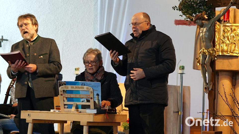 Peter Müller, Hildegard Islinger und Ulrich Blank (von links) treten als &quot;Sie und döi Zwoa&quot; auf und bereichern das Passionssingen. Bild: nib