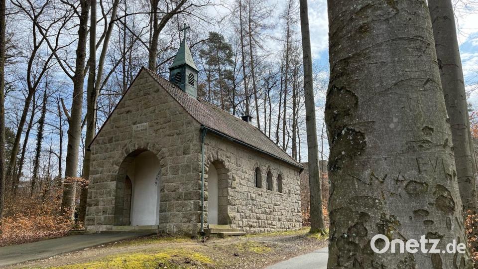 Die Bildkapelle "Maria vom Troste" in Neustadt steht auf städtischem Grund in der Nähe des Gymnasiums. Sie wurde vor 70 Jahren auf Wunsch des Klosters St. Felix gebaut. Unklar ist, wem sie gehört. Bild: Gabi Schönberger