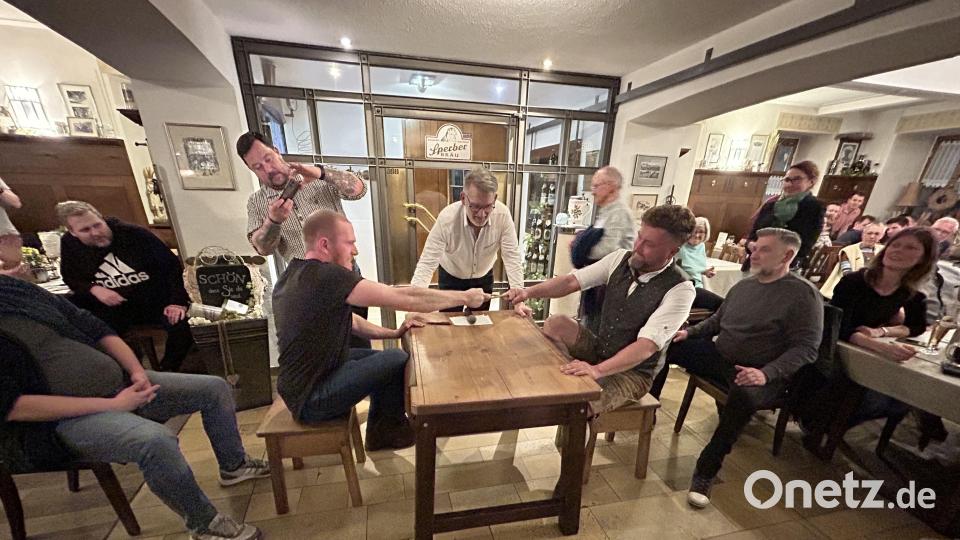 Voller Einsatz beim Fingerhakeln im Sperber-Bräu. Bild: Andreas Royer