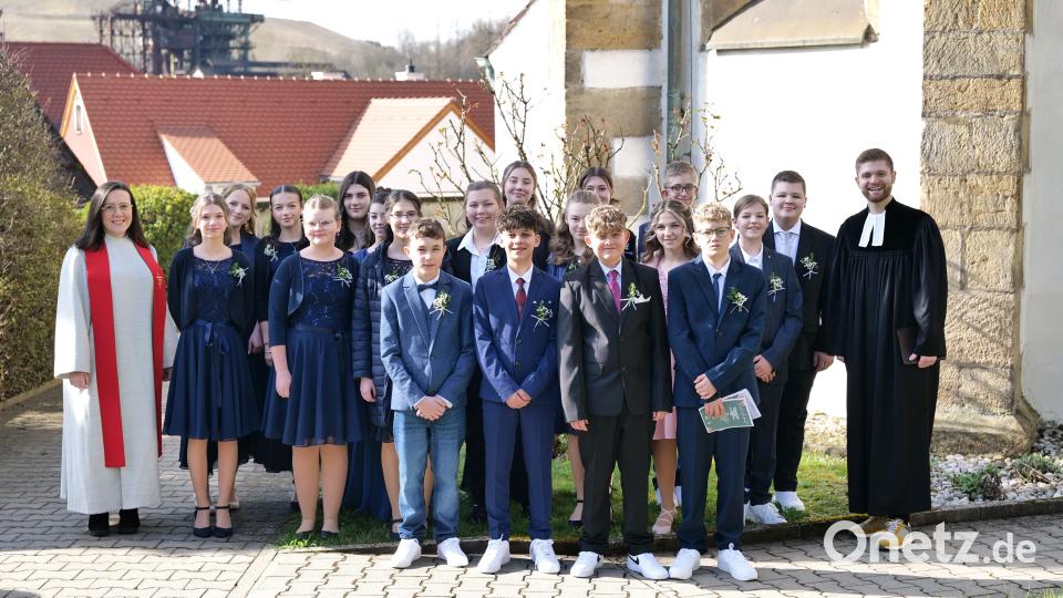 Diakonin Bettina Kopp und Pfarrer Daniel Götzfried mit den 19 Konfirmierten in Rosenberg. Bild: Susanne Wolf/exb