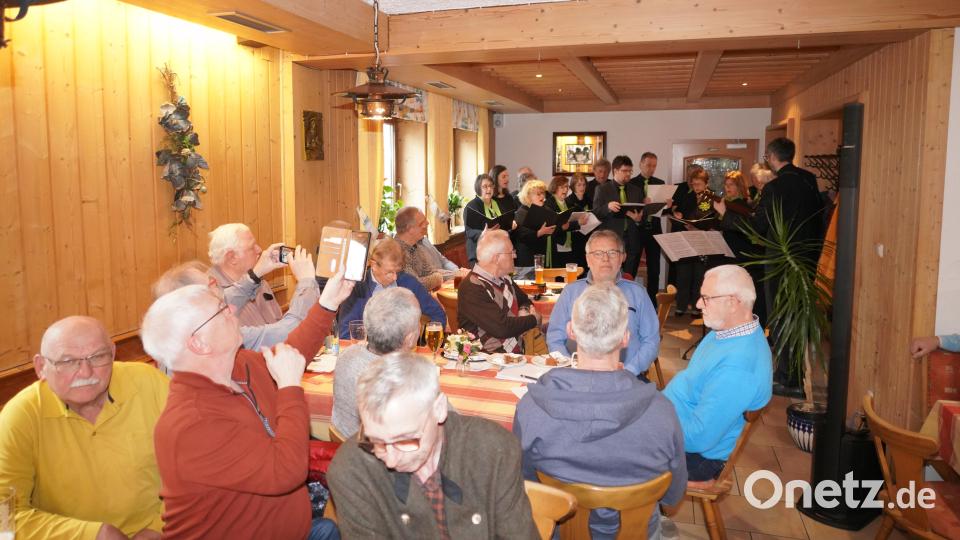 Der Chor tonArt (Waldthurn) unter der Leitung von Christoph Pausch eröffnet beim Gipfelwirt am Fahrenberg die Kreisversammlung der Sängergruppe Nord-Oberpfalz. Bild: fvo