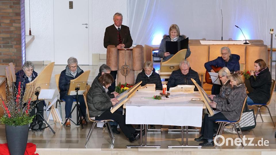 Der&quot; Veeh Harfen Klang&quot; spielte Lieder und Instrumentalstücke zu den von Leonhard Bayerl (hinten, links) vorgetragenen Passionsgeschichte Bild: nib