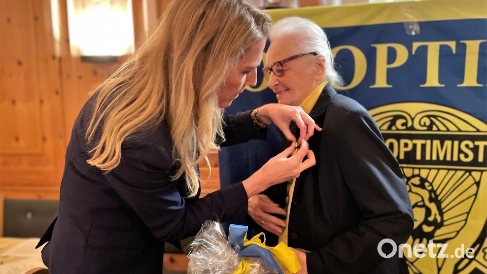 Maria Geiss-Wittmann (rechts) ist das erste Ehrenmitglied von Soroptimist Deutschland. Die Präsidentin des Clubs Amberg-Sulzbach Heidi Heckmann, die auch den Antrag auf diese Auszeichnung gestellt hatte, überreichte ihr nun die Urkunde und dankte ihr für ihr unermüdliches Engagement zum Wohle von Frauen. Bild: Susanne Schwab