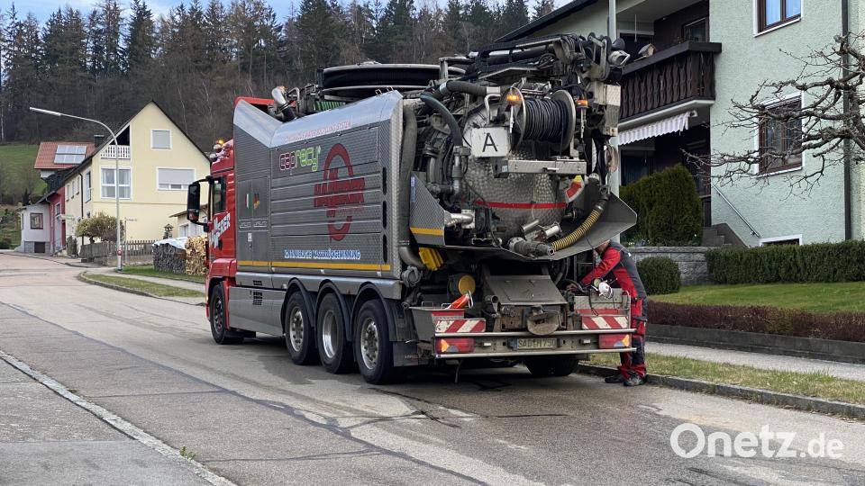 Ein Spülfahrzeug sorgt für ein freies Kanalnetz in Tännesberg. Bild: Josef Glas
