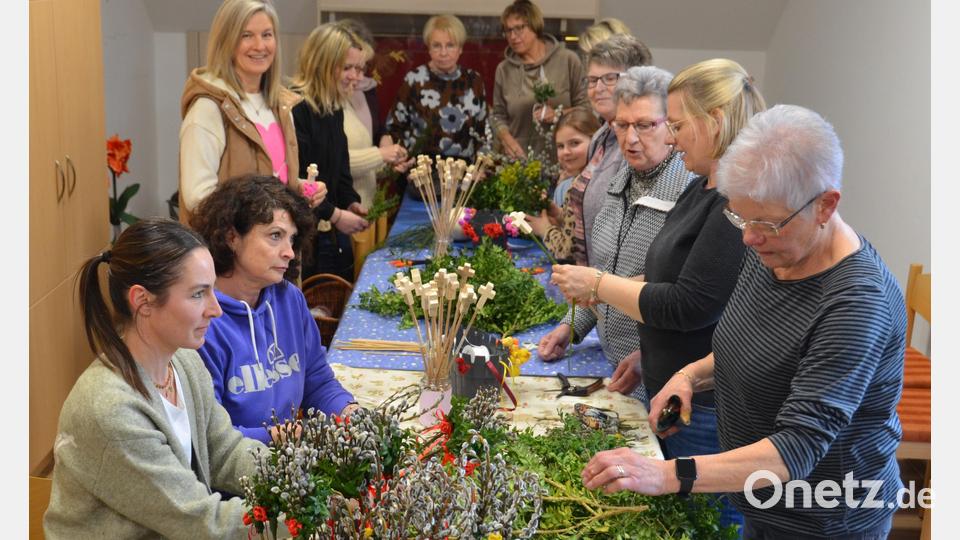 Im Frauenbundzimmer im Pfarrheim wurden am Samstag wunderschöne Dekorationsartikel für den Verkauf zum Palmsonntag hergestellt. Die Frauen zeigten ihre kreative Seite. Bild: dob