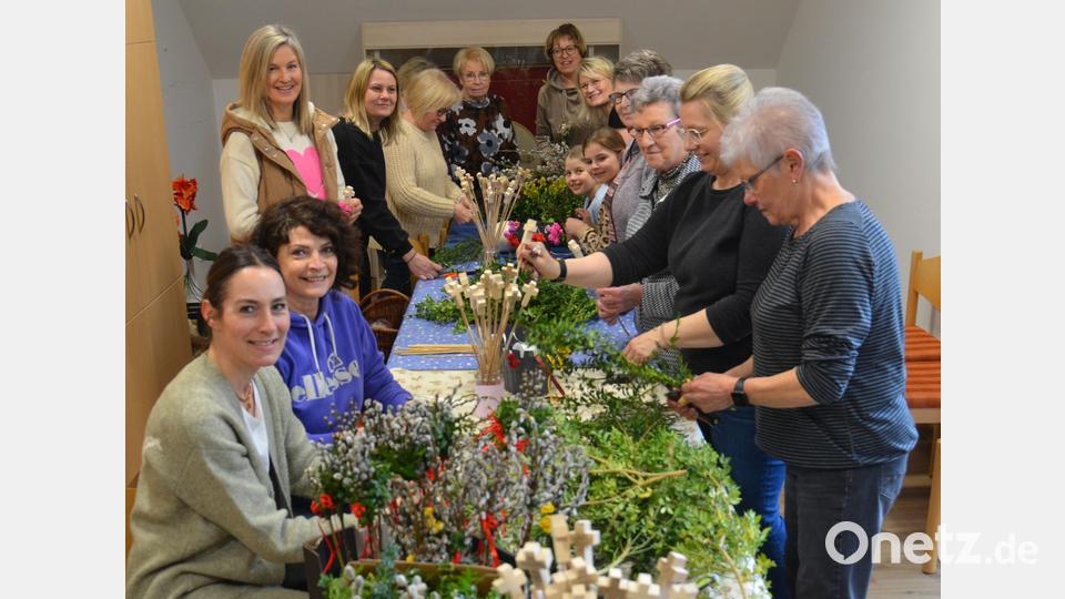Im Frauenbundzimmer im Pfarrheim wurden am Samstag wunderschöne Dekorationsartikel für den Verkauf zum Palmsonntag hergestellt. Die Frauen zeigten ihre kreative Seite. Bild: dob