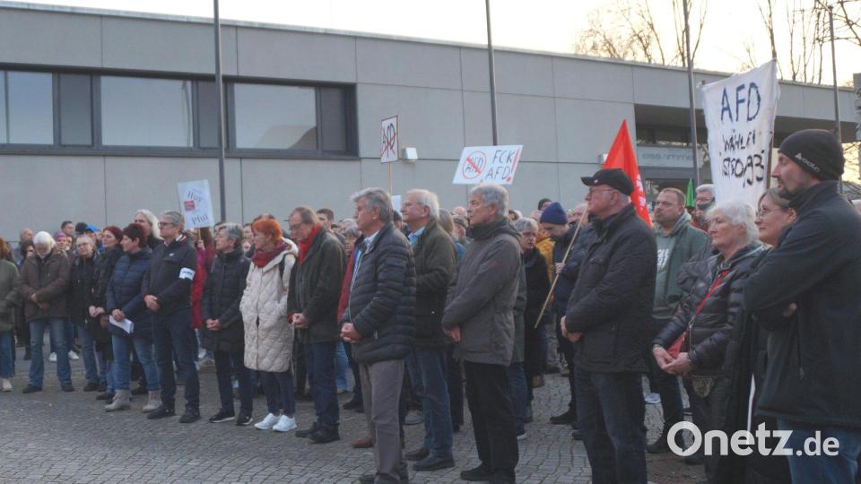 Etwa 250 Personen treten bei der Mahnwache teils auch mit Transparenten für Demokratie und Toleranz ein Bild: wel