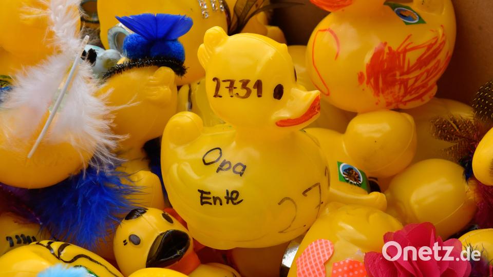Auch eine Opa-Ente war 2023 beim Entenrennen in Amberg am Start. Round Table bescherte diese Großveranstaltung einen Einnahmerekord und in der Folge eine neue Rekordsumme an Spenden für verschiedene Einrichtungen. Archivbild: Petra Hartl