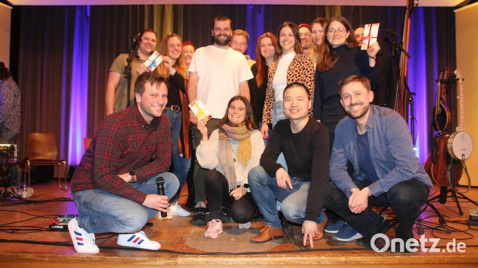 Kulturmanager Pirmin Balk (vorne links) mit den drei Sieger-Teams. Bild: sne