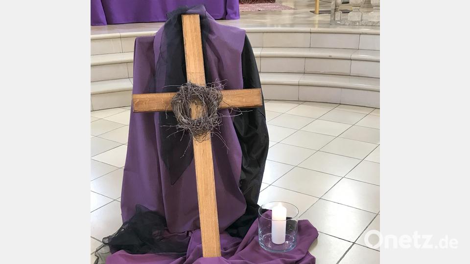 Das Kreuz im Mittelpunkt beim Kreuzweg. Bild: Rita König/exb