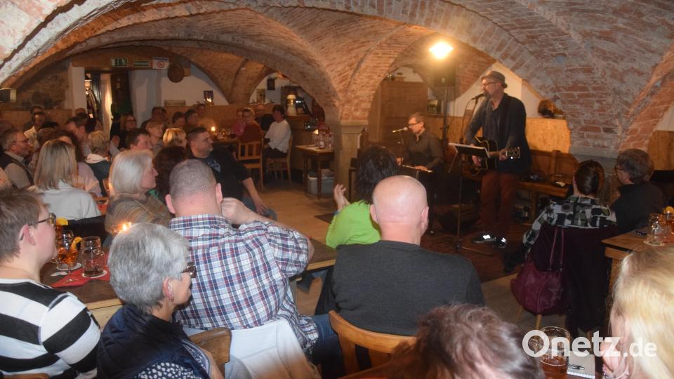 Blick in die vollbesetzte Hiaslbauerstubn. Hubert Treml begeistert das Publikum. Bild: fz