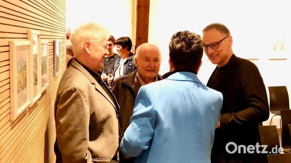 Kurt Richter (Zweiter von links) im Gespräch mit Gästen der Vernissage, links Laudator Peter Preisinger, rechts Bürgermeister Bernd Sommer. Bild: Jürgen Klein/exb