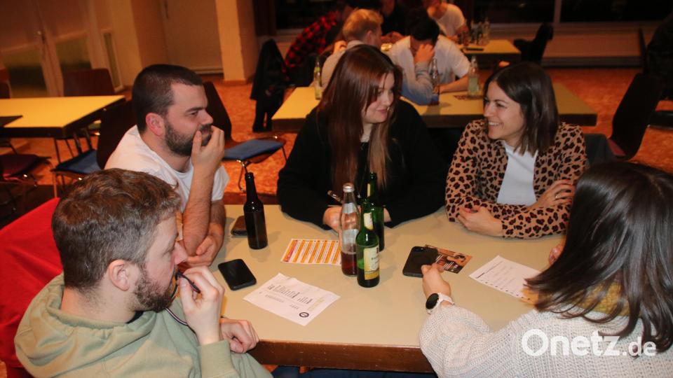 Die Quizzards diskutieren ihre Antworten. Jonathan Hammermann (links) ist noch skeptisch. Bild: sne
