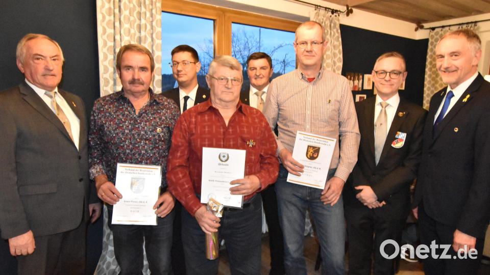 Besondere Ehrungen: (von links) Werner Gebhard, Erwin Pirner, Benjamin Hiltl, Hermann Renner, Fritz Falk, Rudi Dürgner, Heiko Burkhardt und Bertram Gebhard. Bild: no