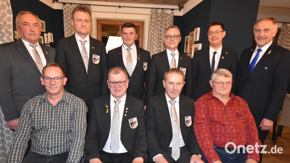 Nach den Wahlen bei der SRK Illschwang: (sitzend, von links): Gerald Habermehl, Hubert Bauer, Wolfgang Eichenseer und Hermann Renner, (stehend, von links) Bertram Gebhard, Uwe Keck, der bisherige Vorsitzende Fritz Falk und sein Nachfolger Heiko Burkhardt, Zweiter Bürgermeister Benjamin Hiltl und Werner Gebhard. Bild: no