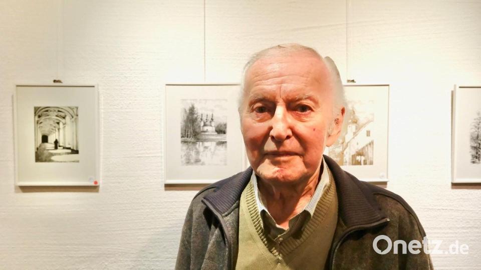 Kurt Richter, der kürzlich 90. Geburtstag gefeiert hat, vor einigen seiner Werke. Bild: Jürgen Klein/exb