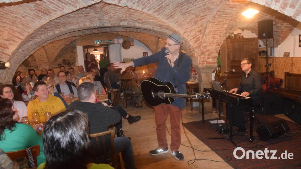 Blick in die vollbesetzte Hiaslbauerstubn. Hubert Treml begeistert das Publikum. Bild: fz