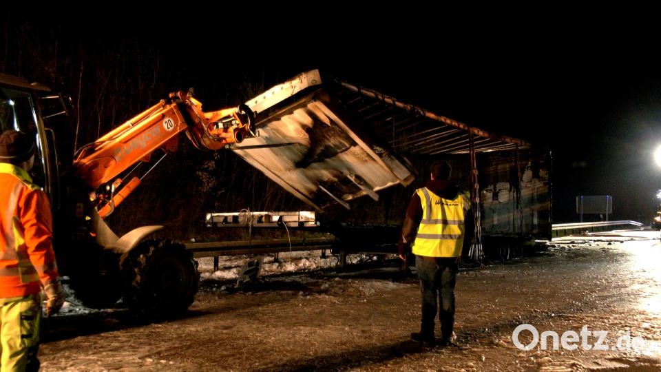 Die Reste des Hänger-Aufbaus werden zerlegt. Bild: Heike Unger