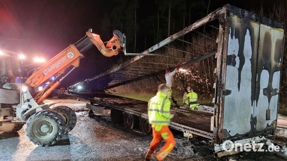 Teile des Lasters mussten vor dem Abschleppen demontiert werden. Bild: hbe
